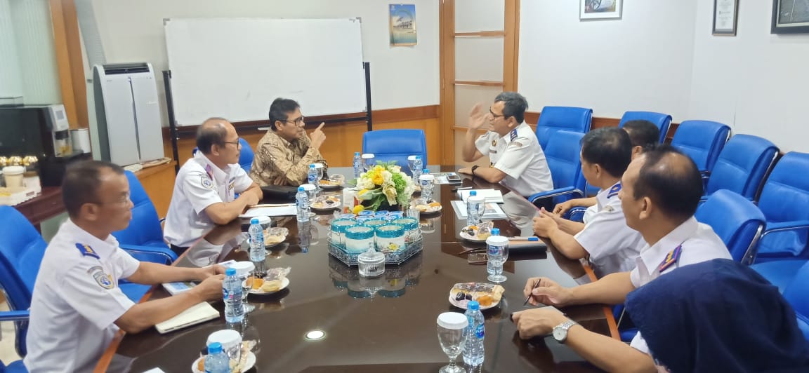 Gubernur Sumbar Prof. Irwan Prayitno bersama Kadis Perhubungan Sumbar mengadakan rapat kerja bersama Dirjen Perkeretaapian, Zulfikri bersama jajaran di Kementerian Perhubungan, Jakarta, Selasa (2/4)